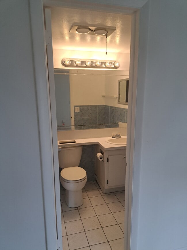 Building Photo - 243 Canterbury K Unit WPB