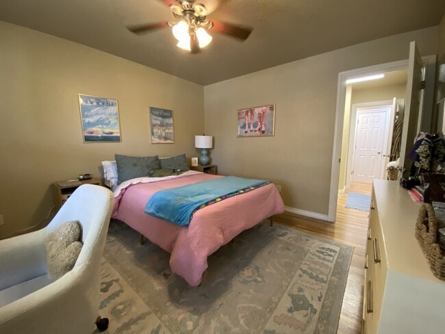 Photo - 210 McCullough St