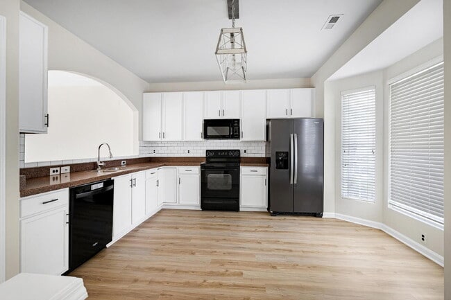 Photo - 812 Walnut Woods Dr