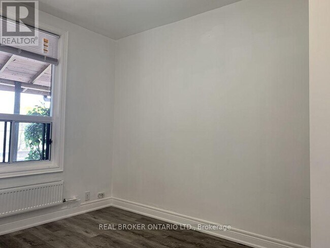 Photo - 2199 Gerrard St E