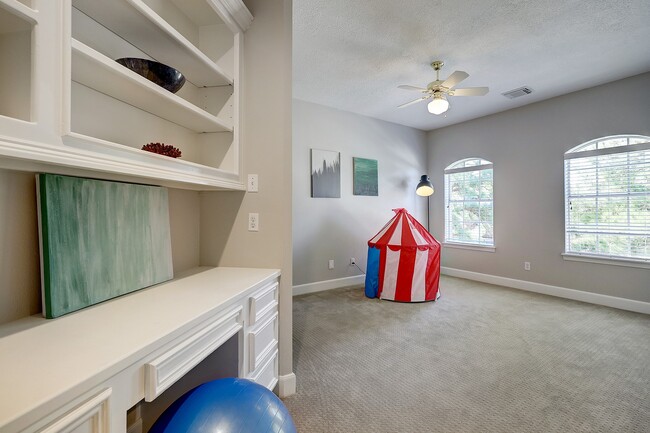 Building Photo - 18902 Mountain Spring Dr