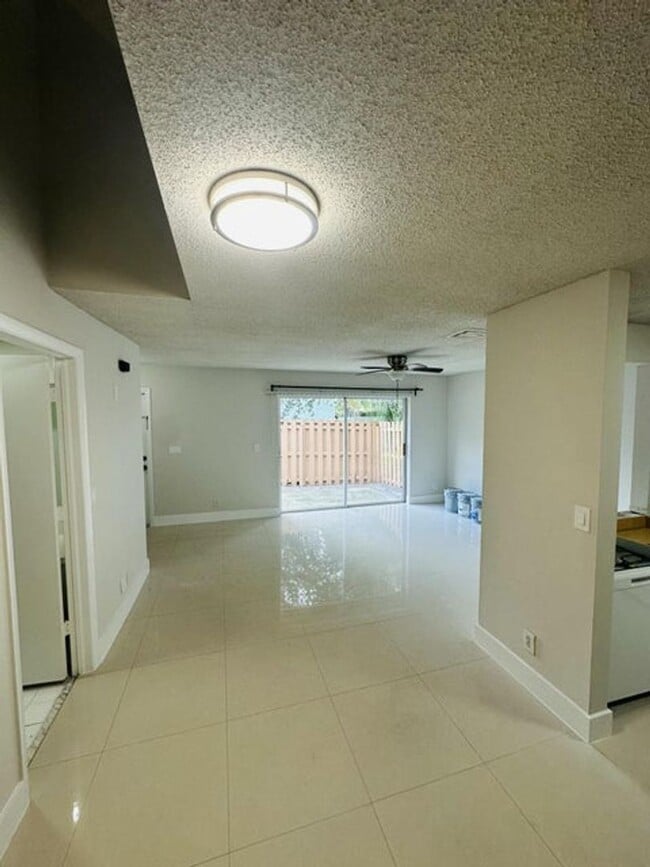 Photo - 451 Cypress Way W