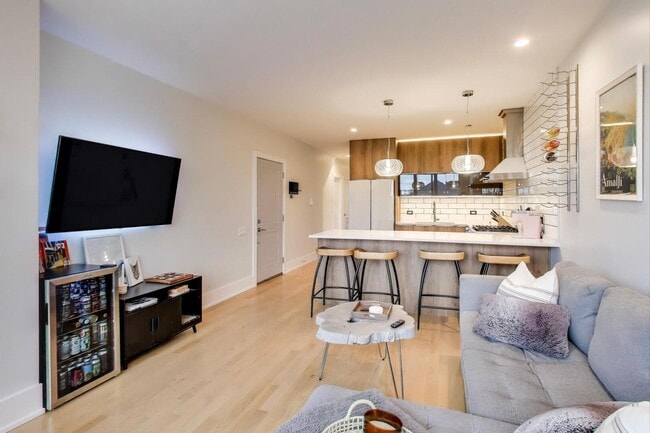 Photo - 3320 N Narragansett Ave Unit 2