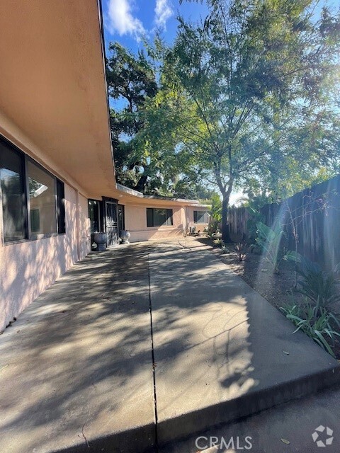 Building Photo - 1445 Edgecliff Ln Rental
