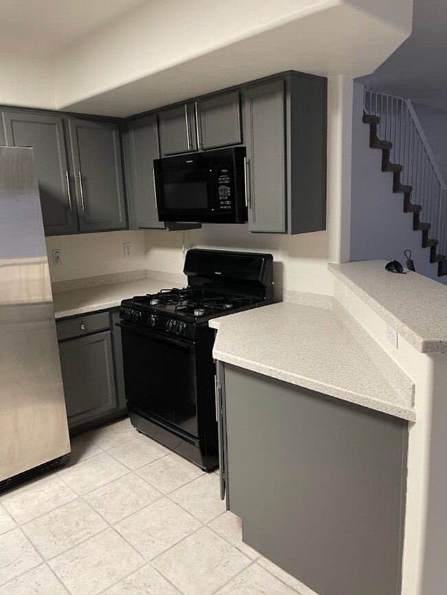 Photo - 3 Bed/2.5 Bath 2-Level Home with Loaded Kitchen! Washer/Dryer! Big backyard!