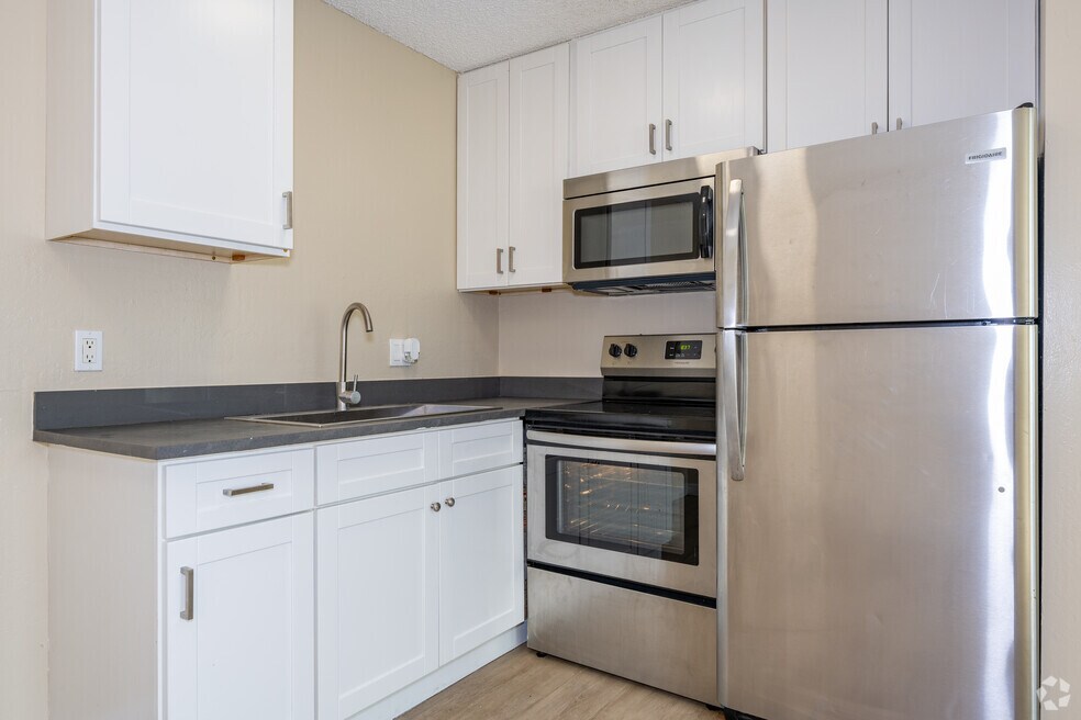 1BR, 1BA - 617SF - Kitchen