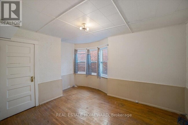 Photo - 697 Dupont St