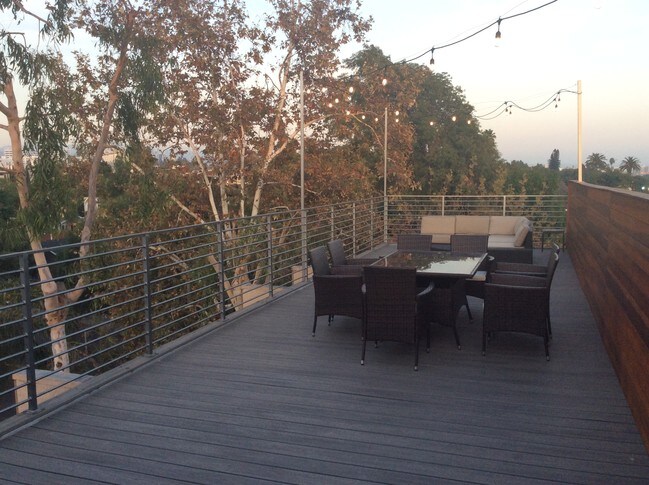 Private Roofdeck - 7505 Hampton Ave Unit 16