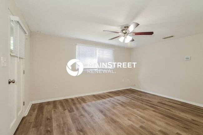 Photo - 3 Bedroom Pet-Friendly Home in DELAND, FL with Main Street Renewal