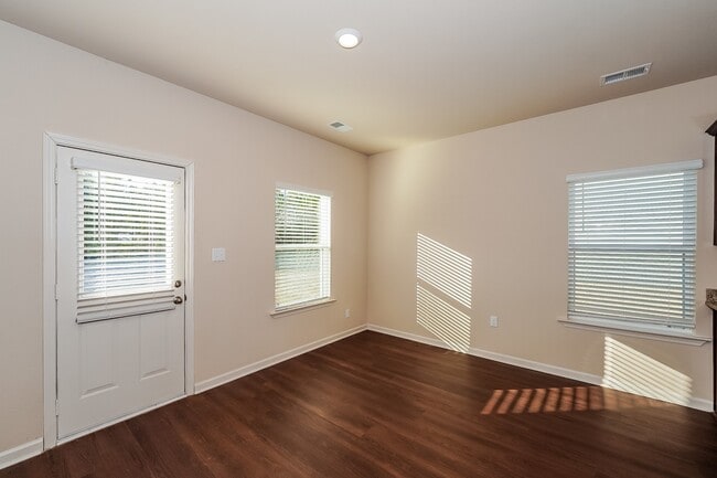 Photo - 335 Clover Cir