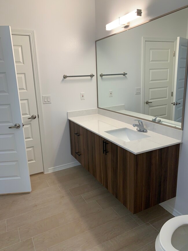 Baño - 918 N Spruce St Unidad 2