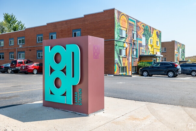 Entrada - The Loop at Lamar Station