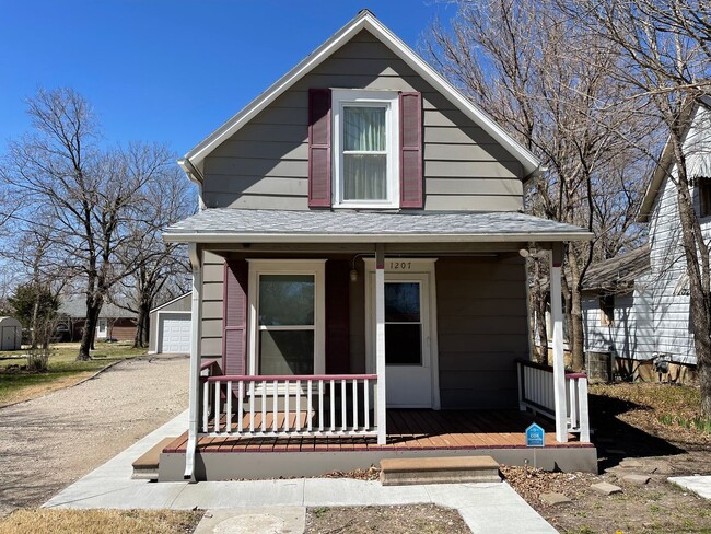 $855 - 2 bed 1 bath - Single Family Home - $855 - 2 bed 1 bath - Single Family Home