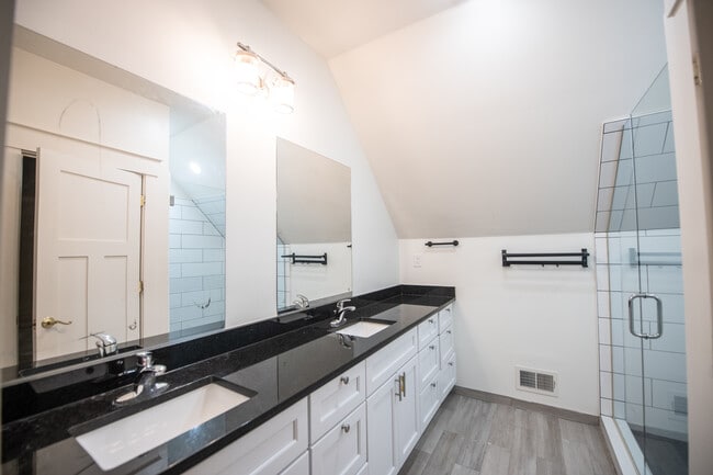 Photo - 2087 Vermont St