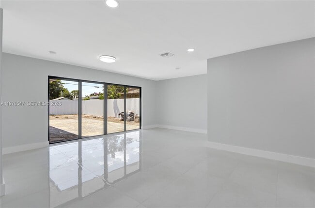 Photo - 7480 Johnson St