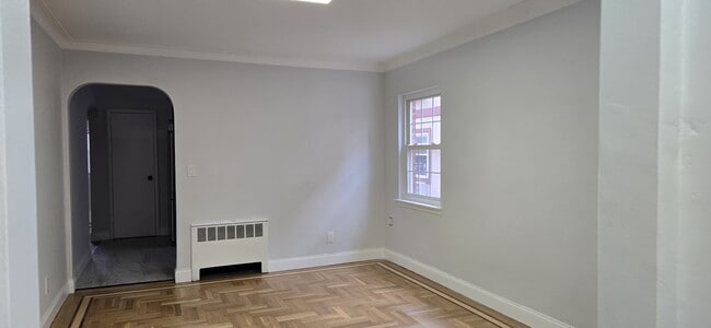 Living room - 1042 E 211th St Unit 1st Fl