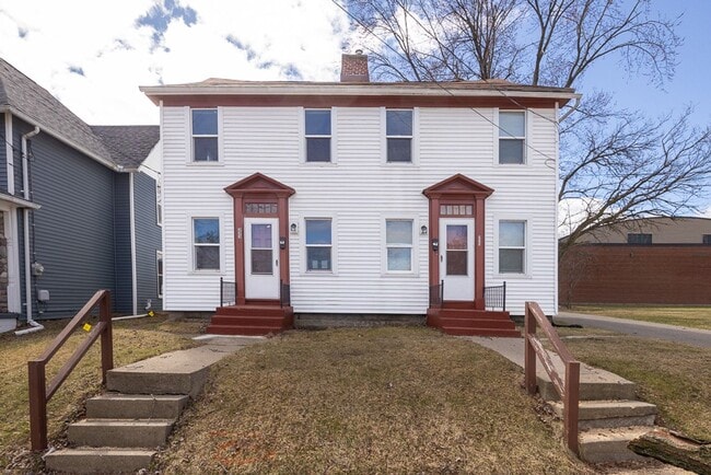 Building Photo - Trail St 223-225 W Unit 225