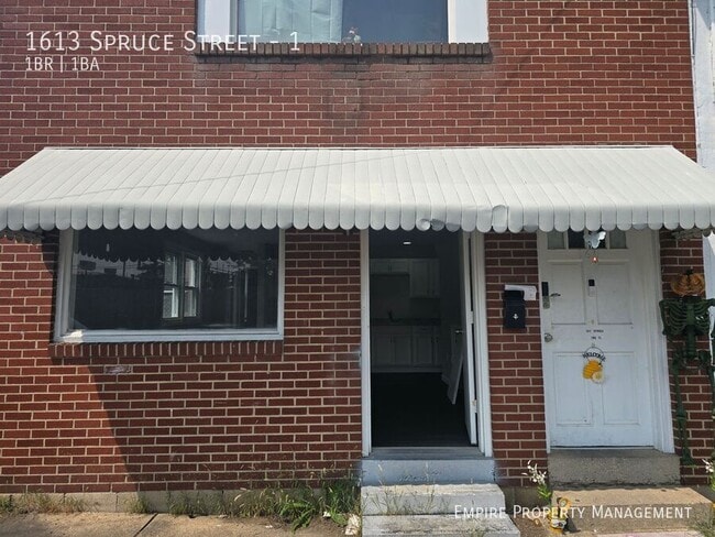 Building Photo - 1613 Spruce St Unit 1 Rental