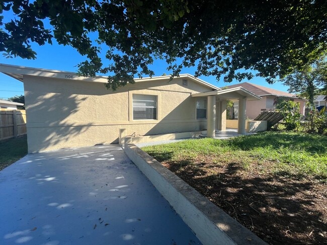 Photo - 4/2 Home for rent, all tile floors, central ac.