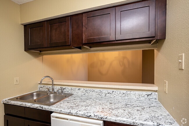 2BR, 2BA - 1,000SF