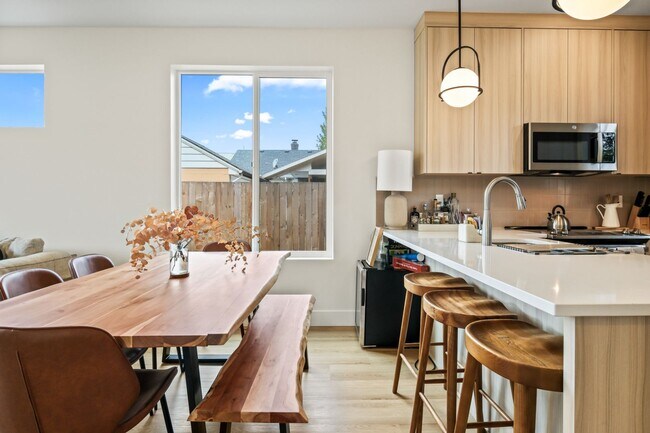 Photo - 6417 N Greenley Ave #4