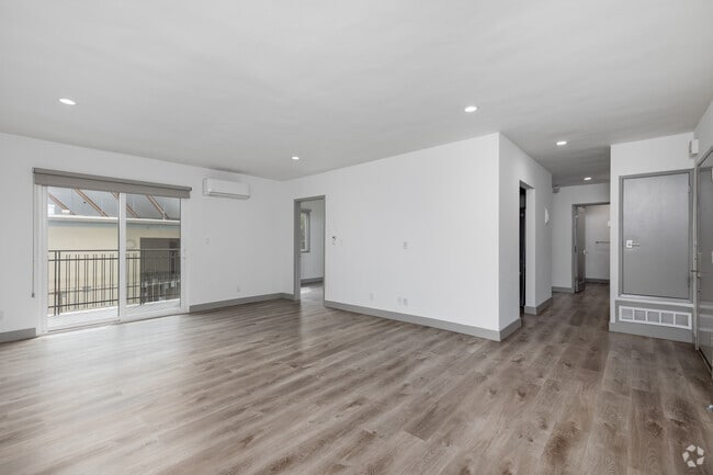 2BD, 1BA - 1,100SF - Living Room - 1408 Barry Ave