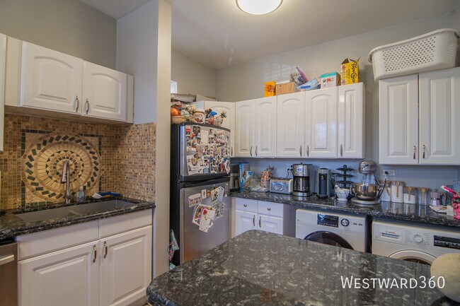 Photo - 4424 N Racine Ave Unidad #2N