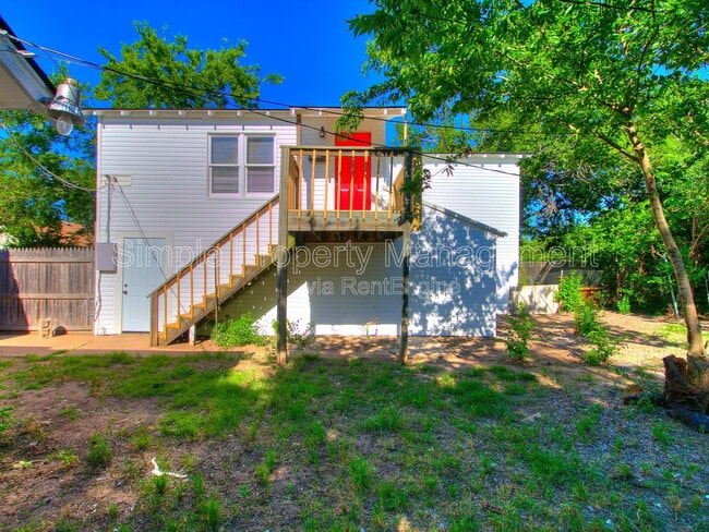 Building Photo - 912 NW 98th St Unit Garage Apt.