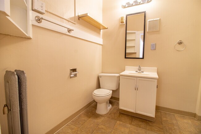 Bathroom of 1-Bedroom - 782 - Topanga Apartments