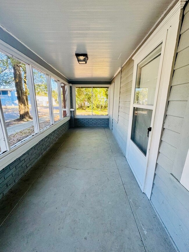 Photo - Completely renovated 4/2 Single Family home ! Available now!