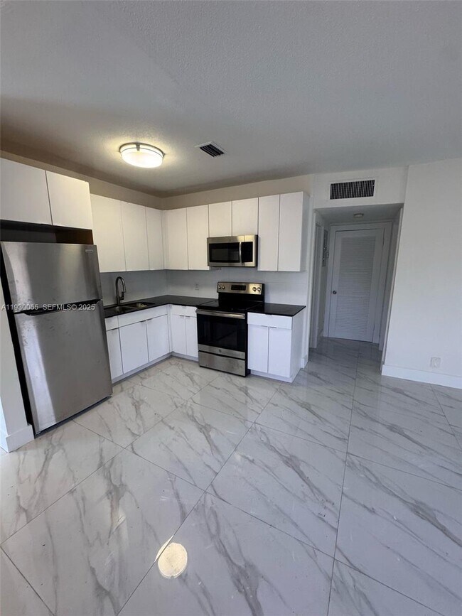 Photo - 5731 NE 18th Ave Unidad 4