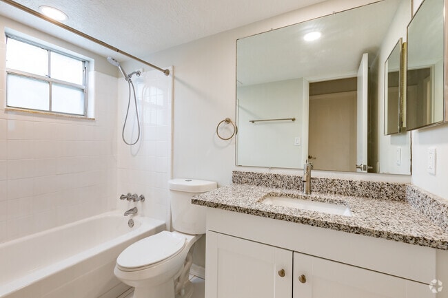 1 BR, 1 BA - 560SF