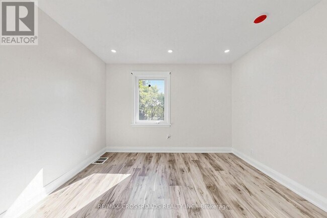 Photo - 1496 Simcoe St N