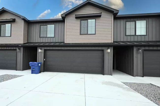 Building Photo - Fully Furnished 3bd| 2.5 Ba Townhome