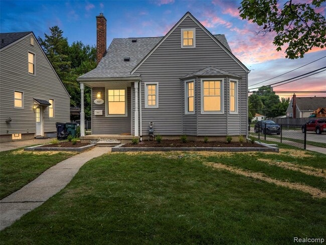 Building Photo - 1027 S Wilson Ave