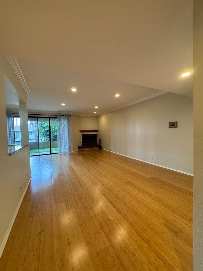 Building Photo - 11077 Palms Blvd Unit 201