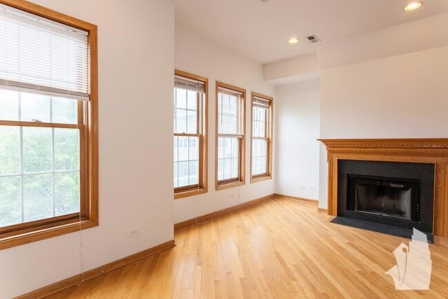 Building Photo - 1326 W Diversey Pky Unit 1326 W Diversey