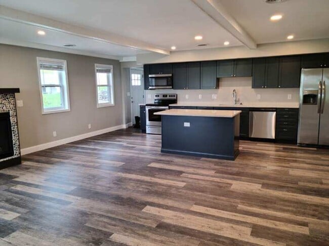 Building Photo - 1 bedroom 1 bath farm setting close to dow... Rental