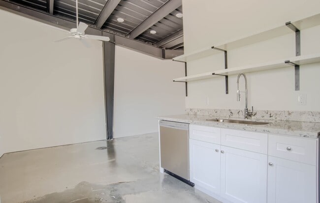 Photo - 728 Desire St