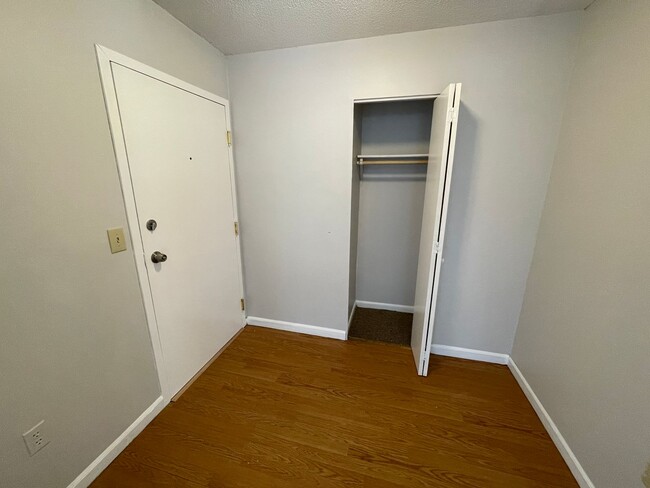 Hamden 2 Bed Condo w/ Dishwasher and Off-S... - Hamden 2 Bed Condo w/ Dishwasher and Off-S...