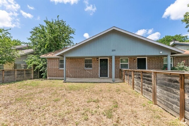 Building Photo - 2011 E Stassney Ln Rental