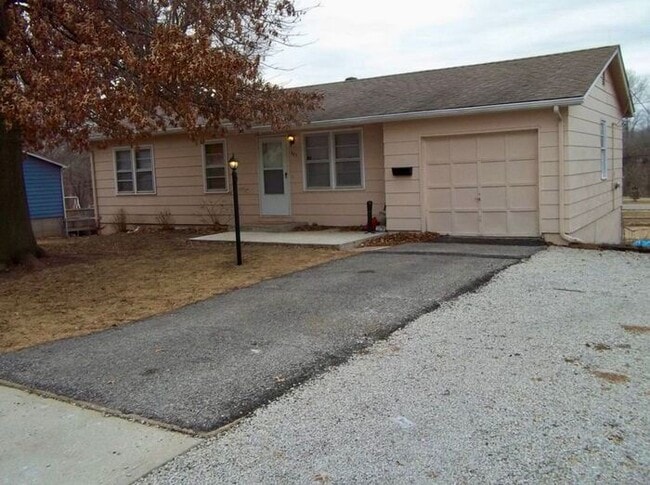 Building Photo - Darling 4 Bed 2 Bath Ranch in Olathe-Comin... Rental
