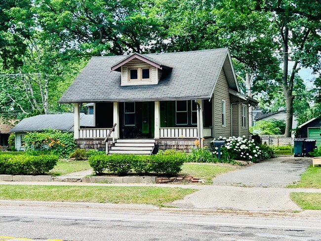 Building Photo - Charming 2-Bedroom Gem in Royal Oak – Walking Distance to Downtown!