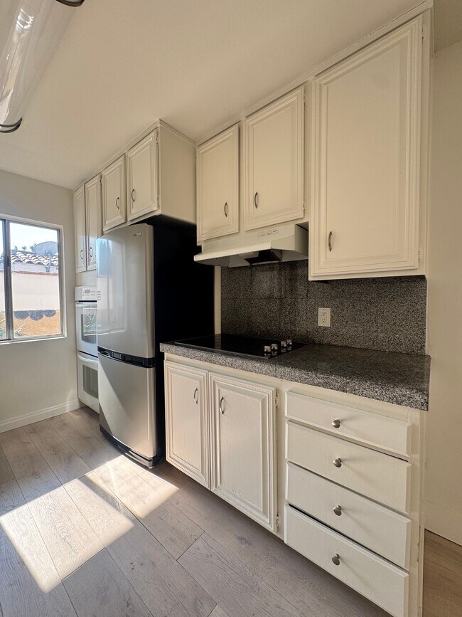 226 N La Peer Dr