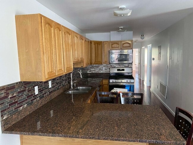 Photo - 183 Hutton St