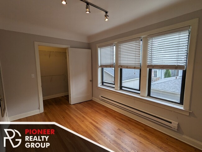 Building Photo - 2329 N Rockwell St Unit C1