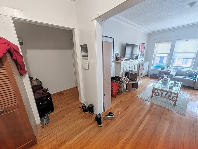 Photo - Large 3-bed/1-bath Apartment in the Heart of Rogers Park! Unit 1308-1