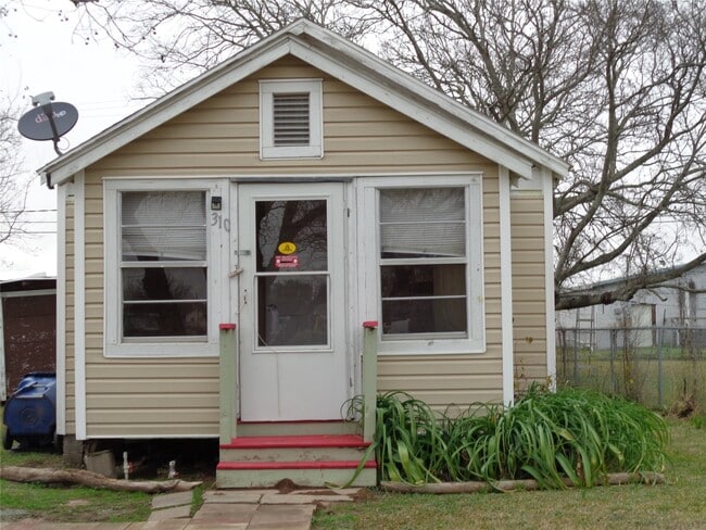 Building Photo - 310 S Avenue D Rental