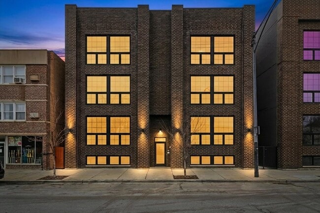 Building Photo - 5824 N Lincoln Ave Unit 2S