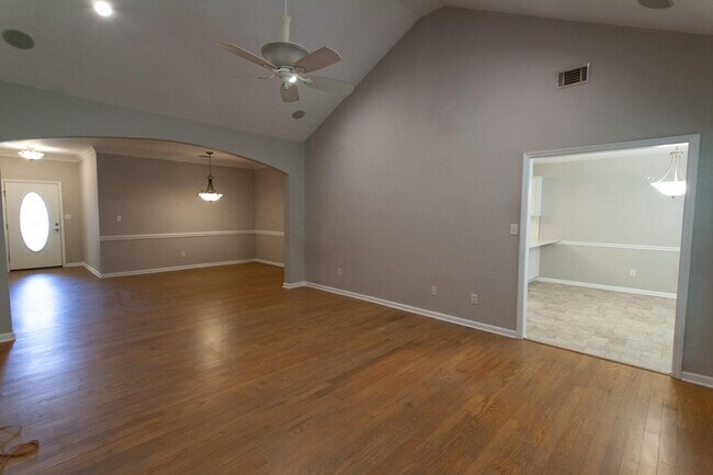Photo - 318 Vanderbilt Dr
